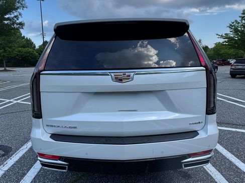 Used 2022 Cadillac Escalade Premium Luxury AWD/4WD image 2