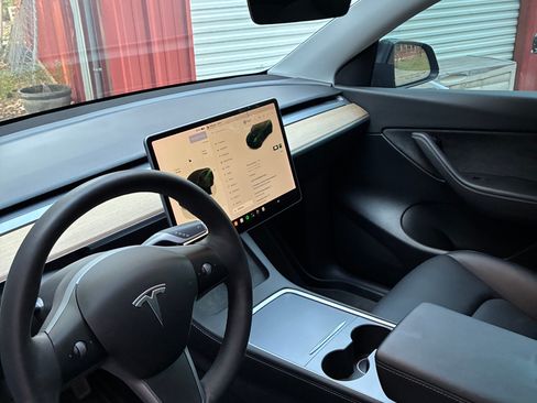 Used 2022 Tesla Model Y Long Range AWD/4WD image 2