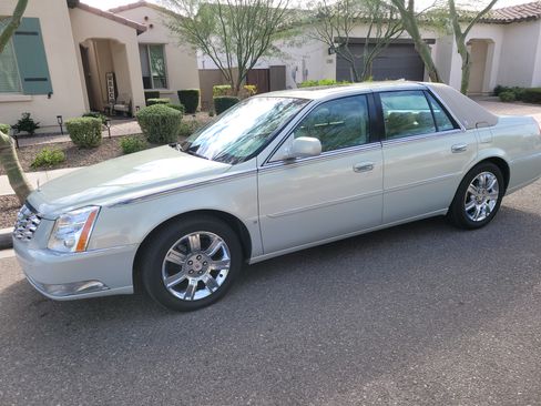 Used 2010 Cadillac DTS Platinum image 1