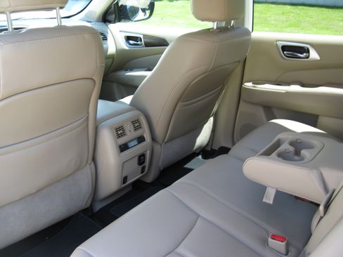 Used 2017 Nissan Pathfinder Platinum FWD image 16