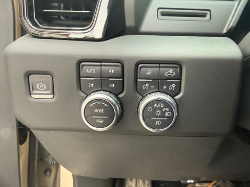 Used 2022 GMC Sierra 1500 AT4 w/ AT4 Preferred Package image 1