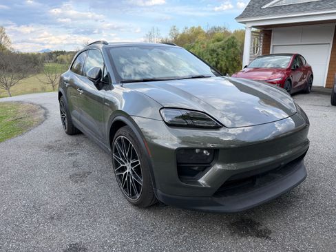 Used 2024 Porsche Macan 4 Electric AWD/4WD image 31
