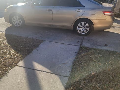 Used 2010 Toyota Camry LE image 4