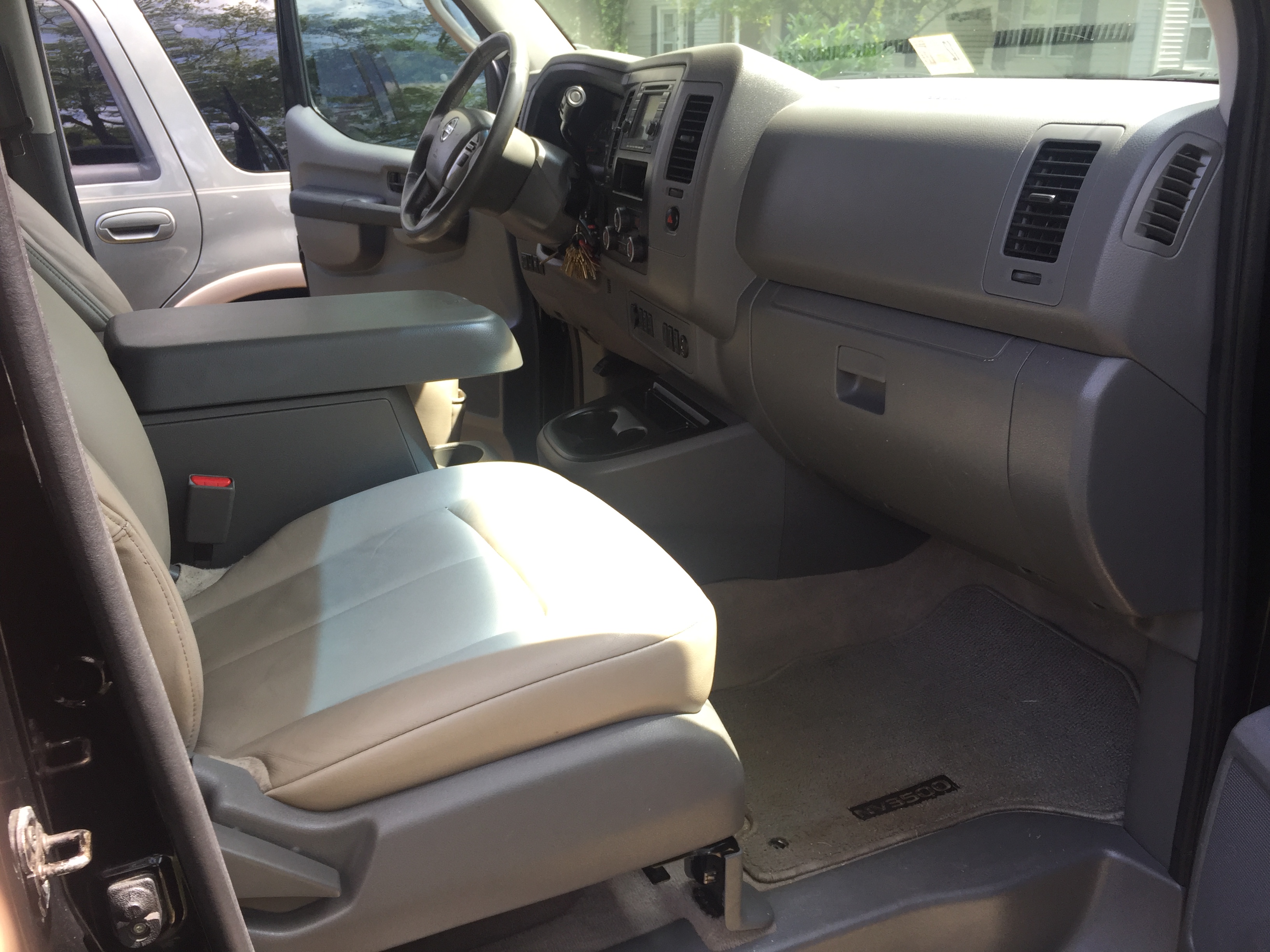 Used 2013 Nissan NV 3500 SL w/ Technology Pkg RWD image 4