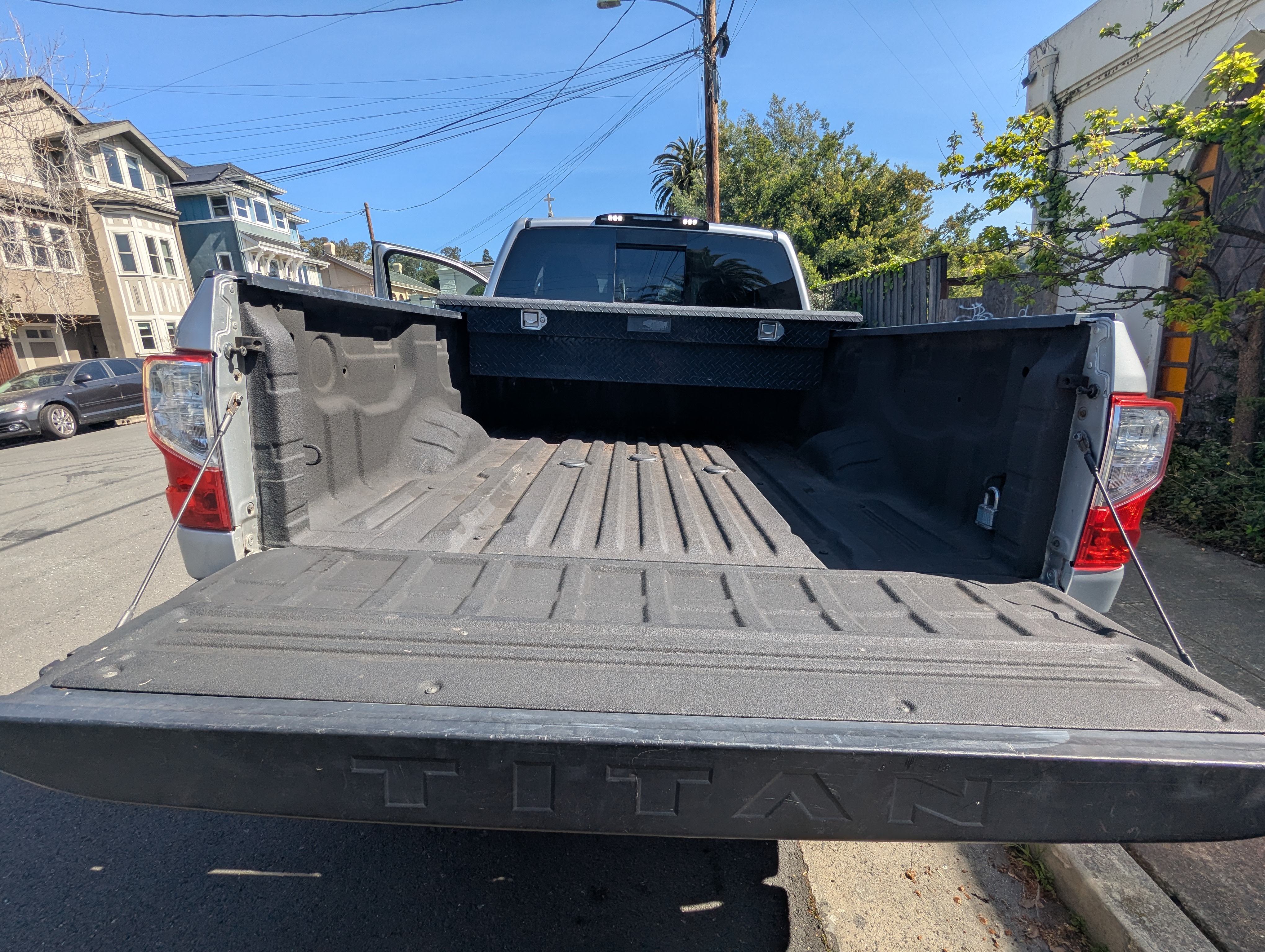 Used 2017 Nissan Titan SV AWD/4WD image 18