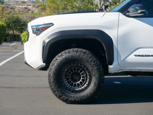 Used 2024 Toyota Tacoma TRD Off-Road image 9