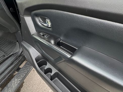 Used 2018 Nissan Titan SV image 19