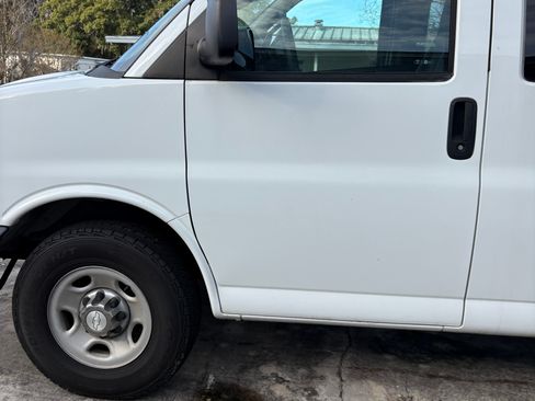 Used 2017 Chevrolet Express 3500 LT w/ LT Preferred Equipment Group image 4