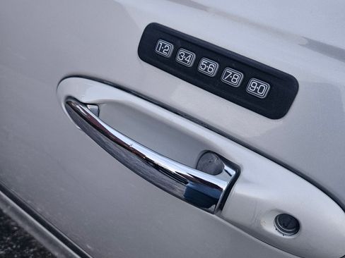 Used 2006 Lincoln Town Car Signature Limited image 8