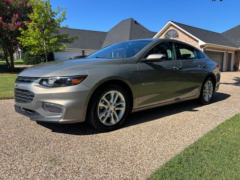 Used 2017 Chevrolet Malibu LT w/ Leather Package FWD image 4