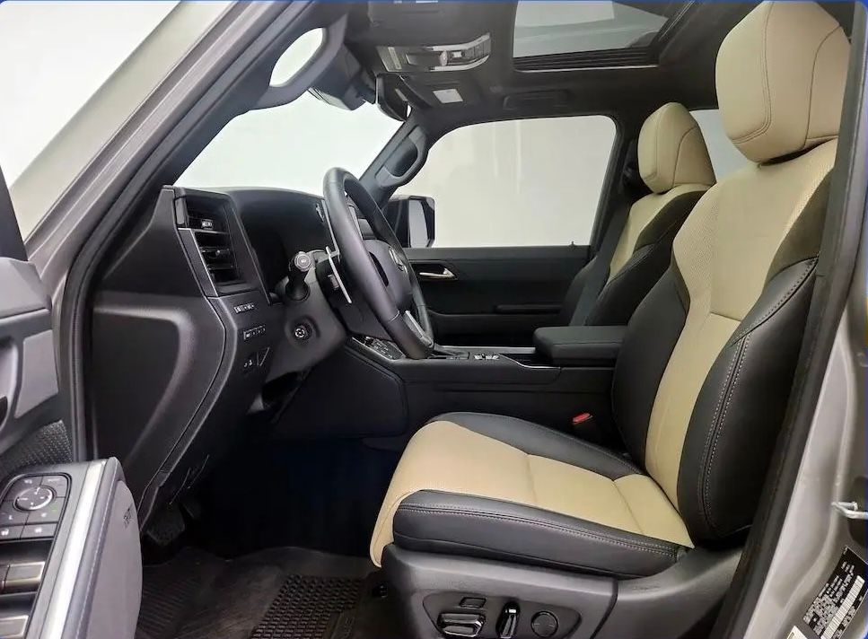 Used 2025 Lexus GX 550 w/ Accessory Package (32) AWD/4WD image 11