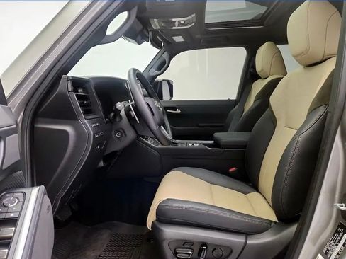 Used 2025 Lexus GX 550 w/ Accessory Package (32) AWD/4WD image 11
