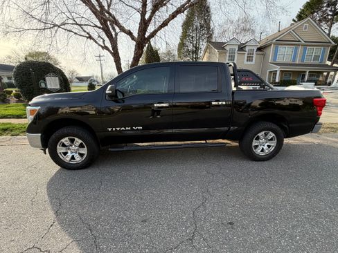 Used 2018 Nissan Titan SV image 11