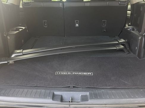 Used 2020 Toyota Highlander XLE FWD image 17