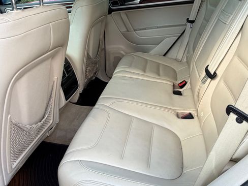 Used 2012 Volkswagen Touareg Executive image 9
