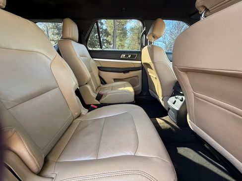 Used 2016 Ford Explorer XLT w/ Equipment Group 202A image 10