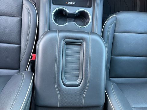 Used 2022 GMC Yukon XL SLT w/ SLT Luxury Package image 11