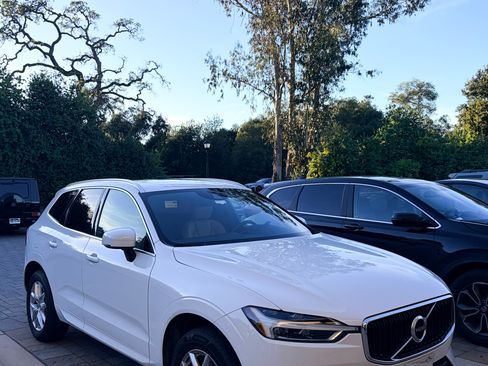 Used 2020 Volvo XC60 T5 Momentum image 1