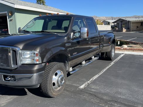 Used 2006 Ford F350 Lariat image 2