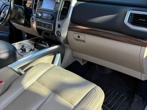 Used 2018 Nissan Titan SL w/ Chrome Package image 9