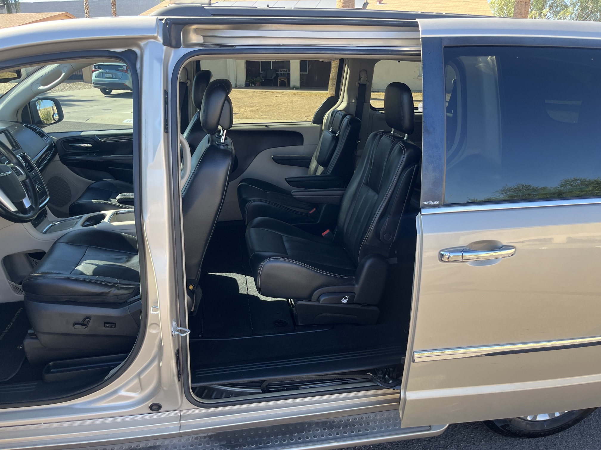 Used 2013 Chrysler Town & Country Touring-L w/ Premium Group FWD image 10