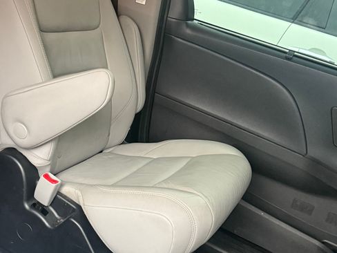 Used 2019 Toyota Sienna Limited Premium image 20