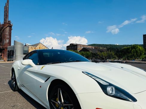 Used 2016 Ferrari California T image 23