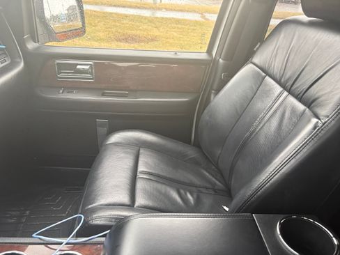 Used 2016 Lincoln Navigator Select image 12