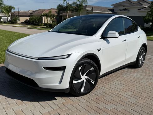 Used 2026 Tesla Model Y AWD image 1