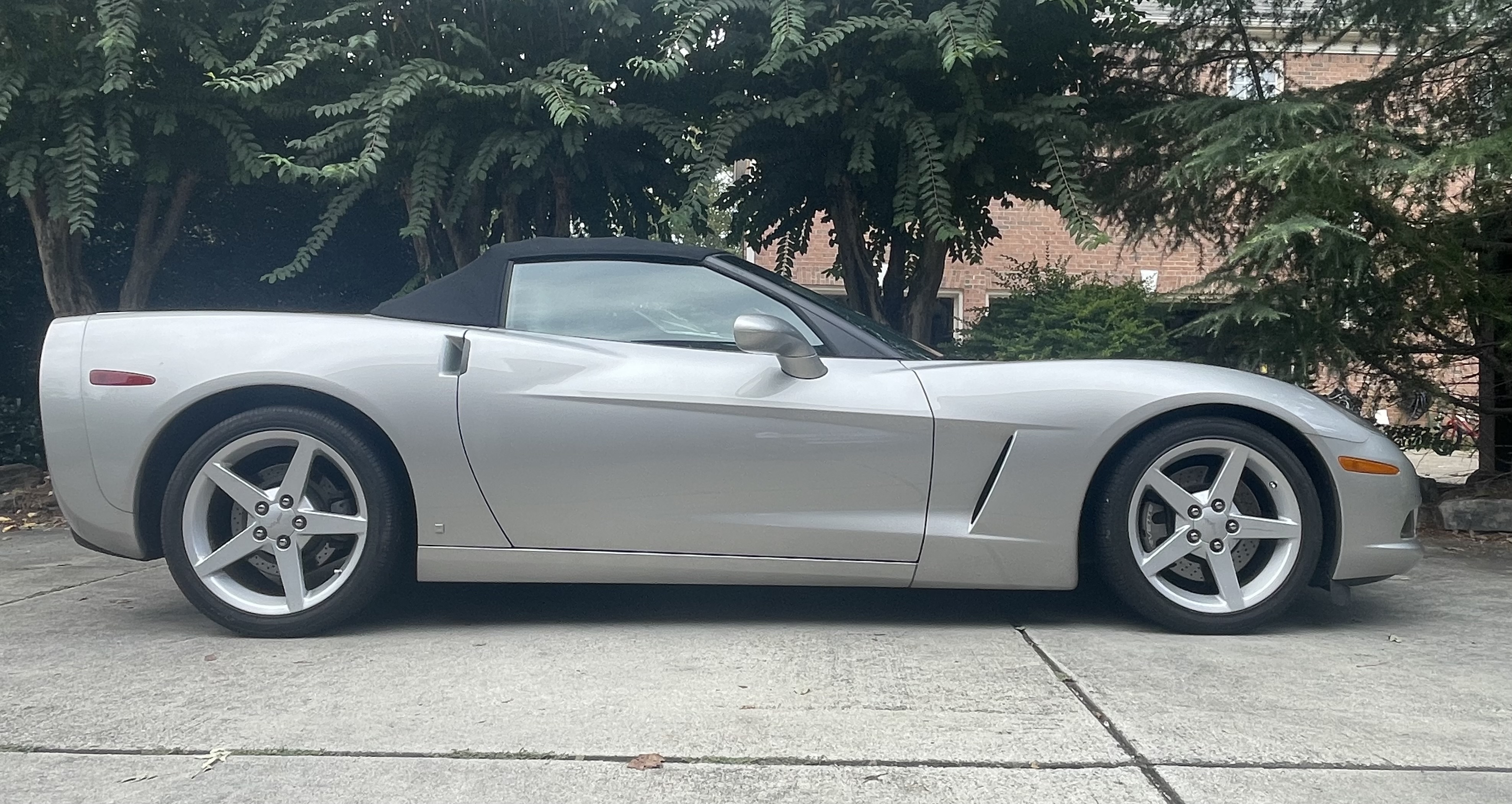 Used 2006 Chevrolet Corvette Convertible w/ Preferred Equipment Group RWD image 1