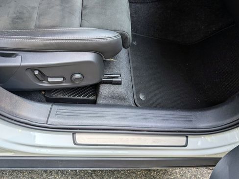 Used 2022 Volvo XC40 T5 R-Design image 31