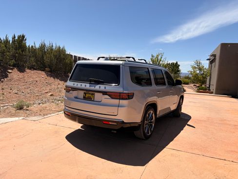 Used 2023 Jeep Wagoneer Series III w/ Premium Group I AWD/4WD image 5