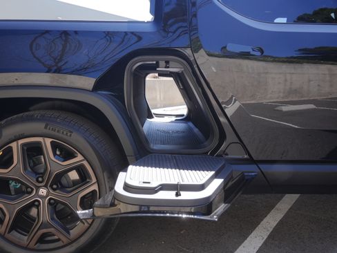 Used 2026 Rivian R1T Premium image 13