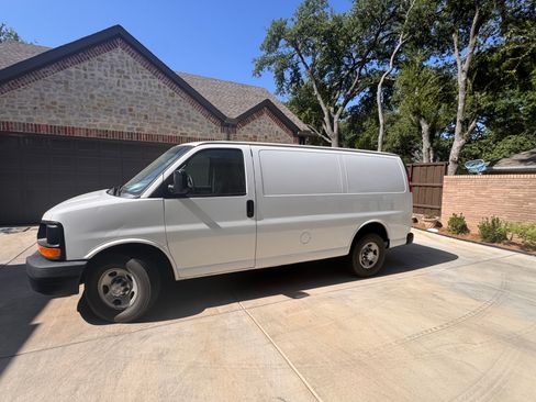 Used 2016 Chevrolet Express 2500 RWD image 2
