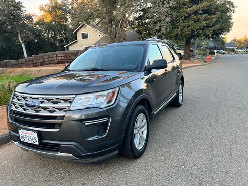Used 2018 Ford Explorer XLT AWD/4WD image 9