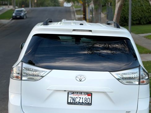 Used 2015 Toyota Sienna SE Premium image 12