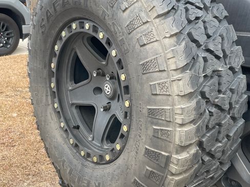 Used 2017 Jeep Wrangler Unlimited Sahara w/ Connectivity Group image 15