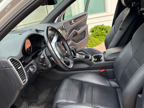 Used 2020 Porsche Cayenne AWD/4WD image 14