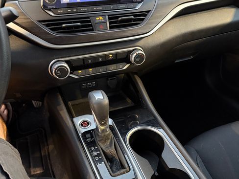 Used 2024 Nissan Altima 2.5 SV image 2