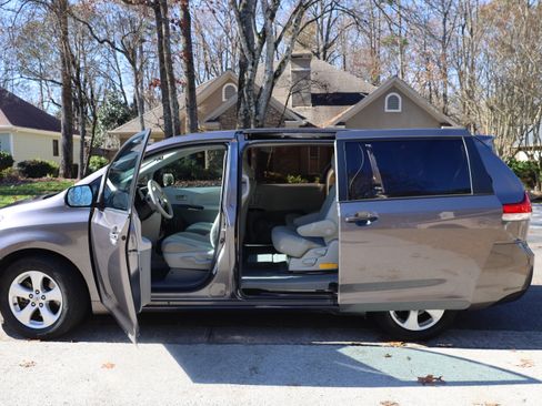 Used 2011 Toyota Sienna CE image 6
