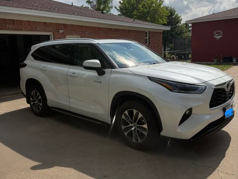 Used 2021 Toyota Highlander XLE FWD image 4
