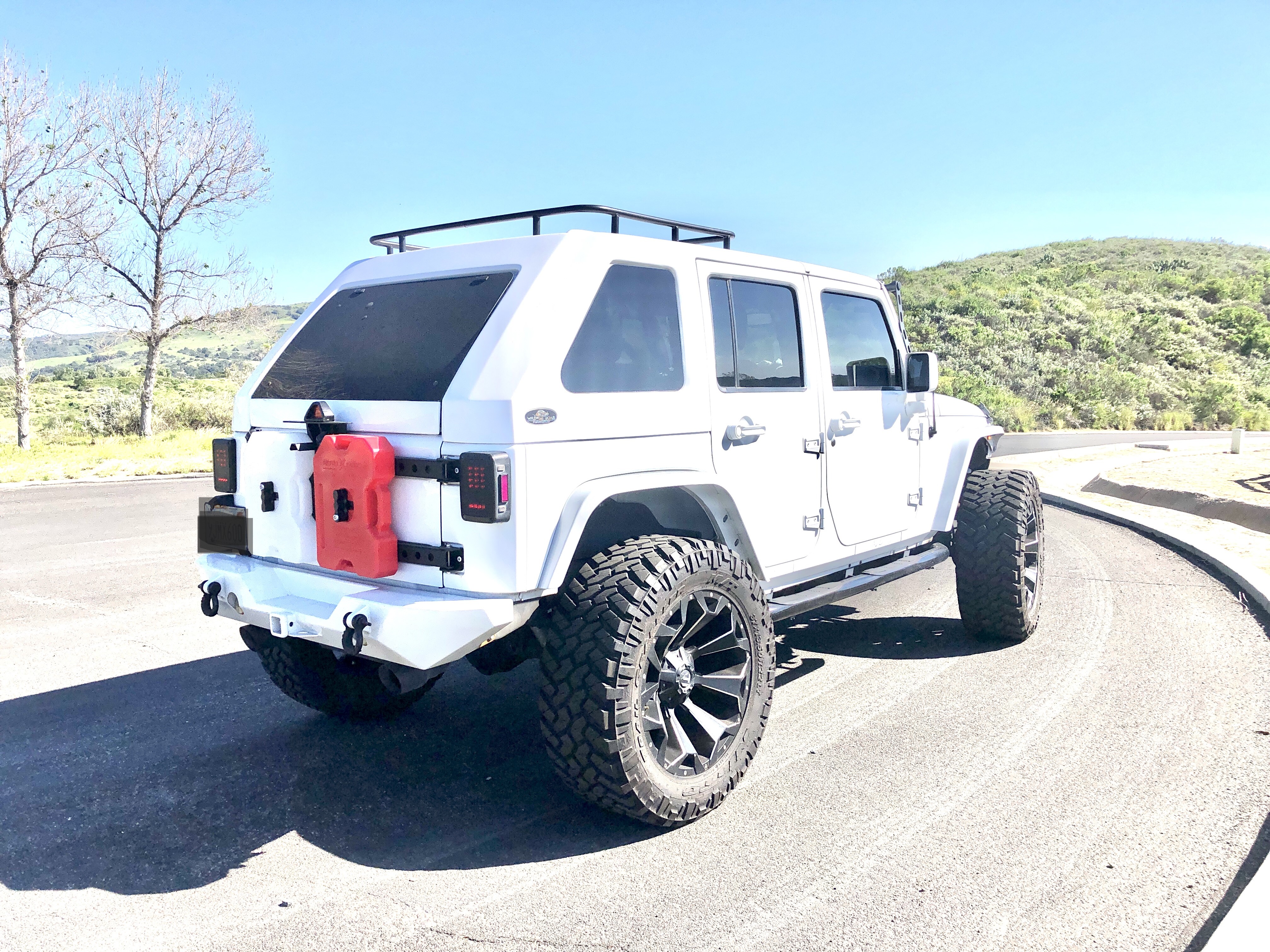 Used 2015 Jeep Wrangler Unlimited Sahara w/ Connectivity Group AWD/4WD image 11