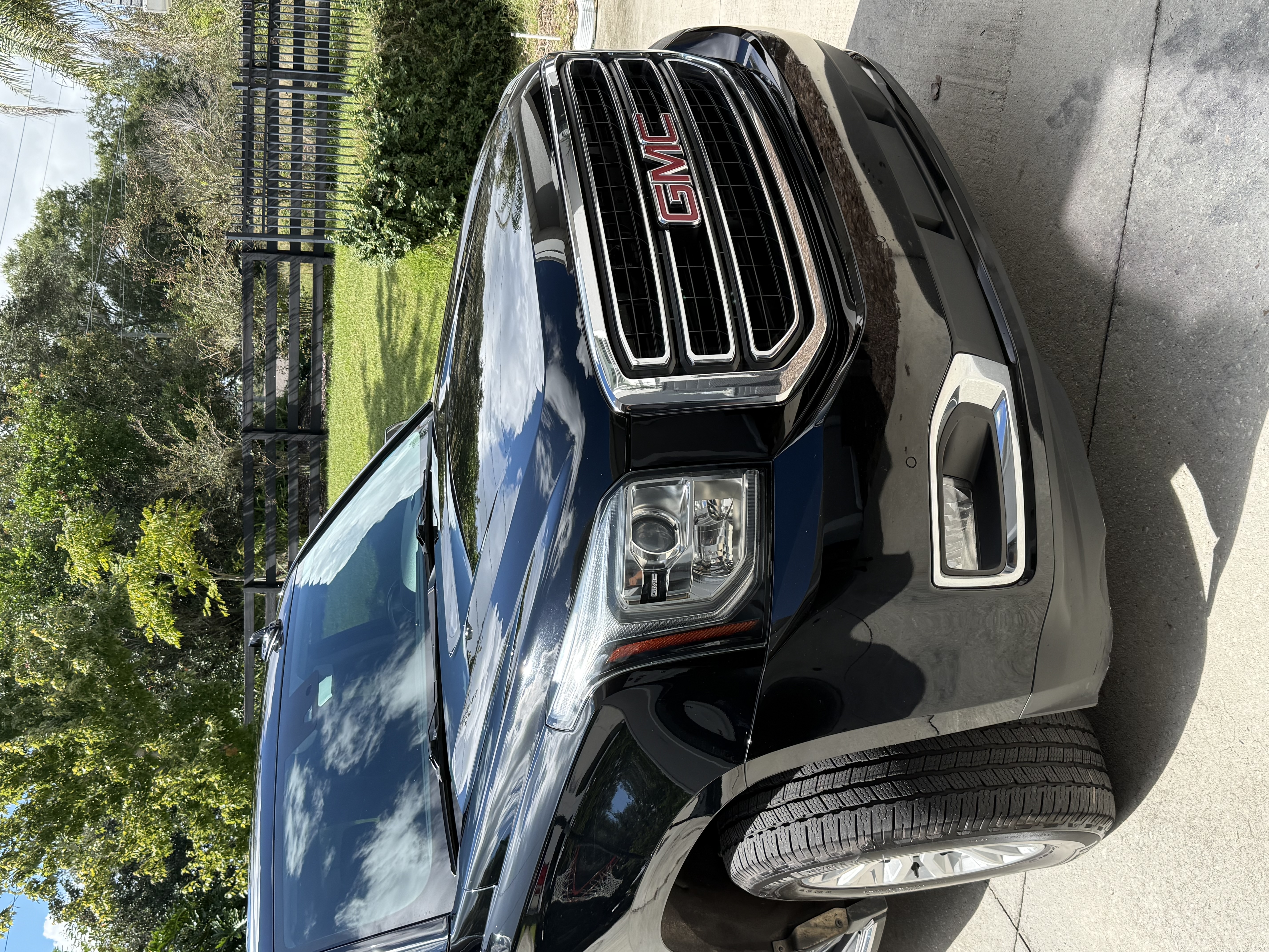 Used 2020 GMC Yukon SLT AWD/4WD image 1