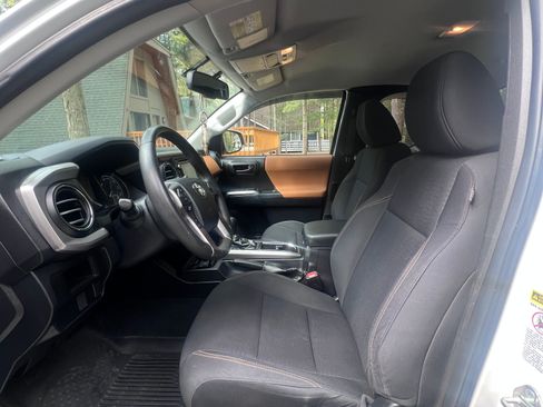 Used 2017 Toyota Tacoma SR5 w/ Tow Package AWD/4WD image 20