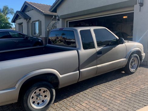 Used 2002 Chevrolet S10 Pickup LS w/ LS Preferred Equipment Group image 2