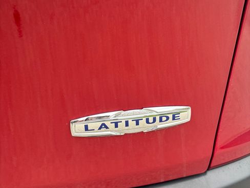Used 2017 Jeep Cherokee Latitude AWD/4WD image 11