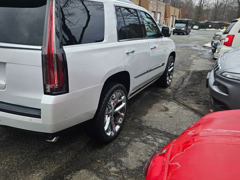 Used 2017 Cadillac Escalade Platinum image 4