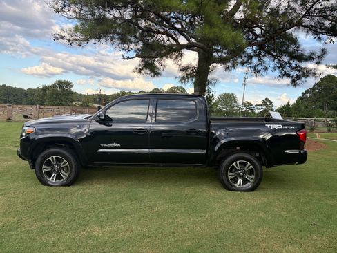 Used 2018 Toyota Tacoma TRD Sport RWD image 1
