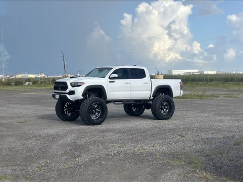Used 2019 Toyota Tacoma TRD Pro image 2