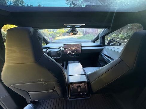 Used 2024 Tesla Cybertruck AWD Crew Cab image 6